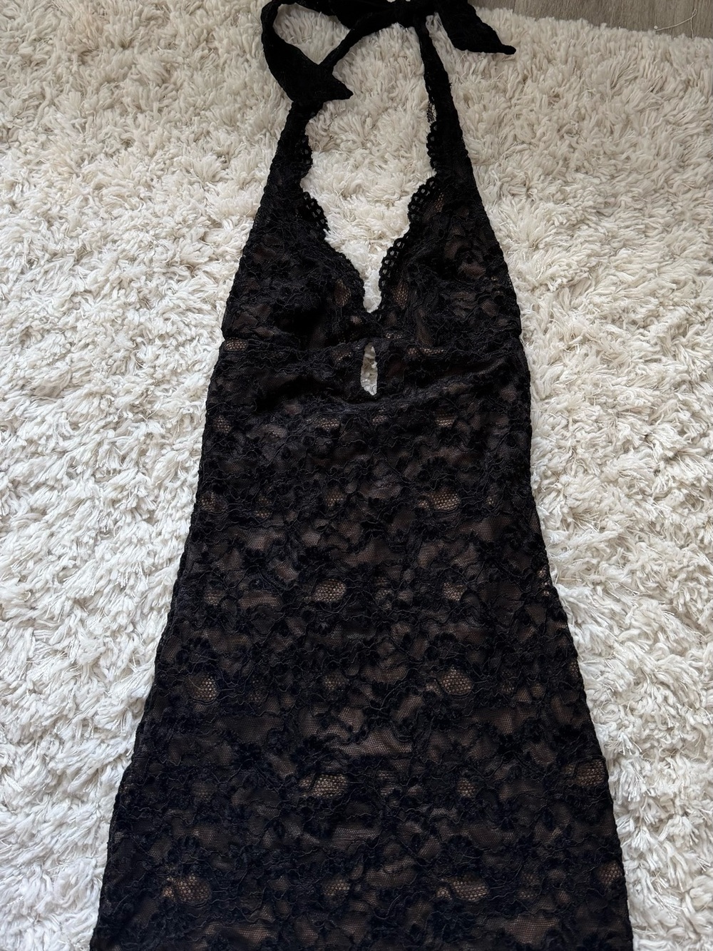 Edikted Alizah scalloped lace halter mini dress - Picture 2 of 5